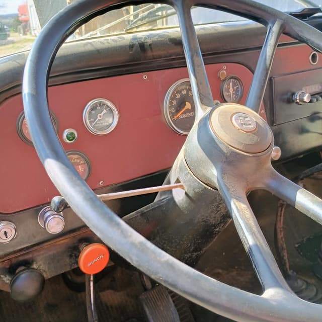 Image of International Loadstar 1700 equipment image 4