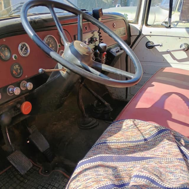 Image of International Loadstar 1700 equipment image 2