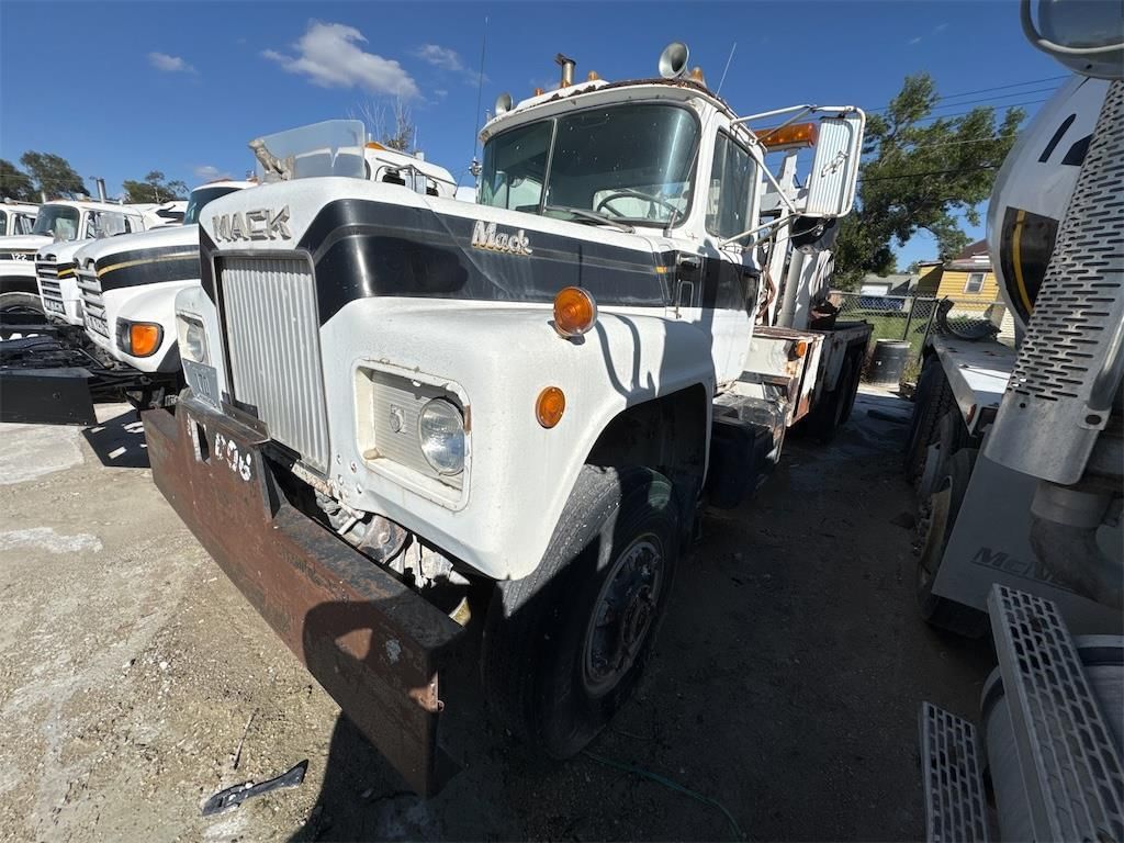 1973 Mack RD685S Equipment Image0