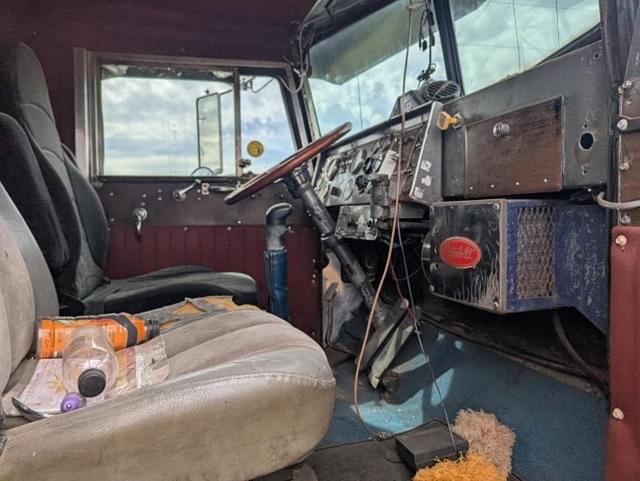 Image of Peterbilt 359 equipment image 4