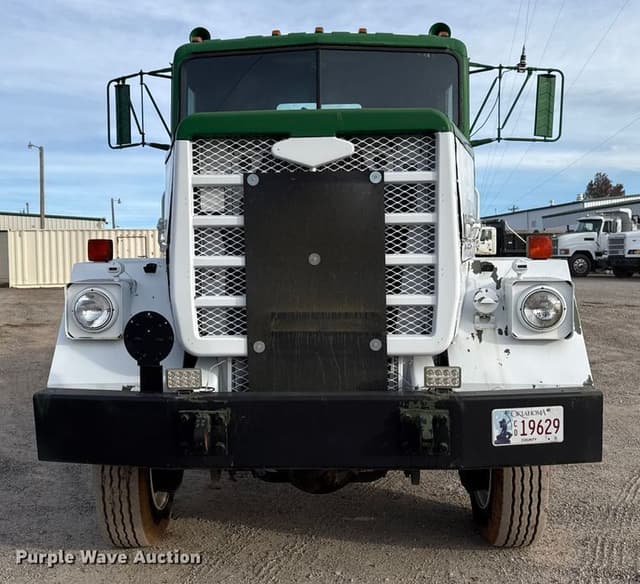 Image of AM General M916 equipment image 1