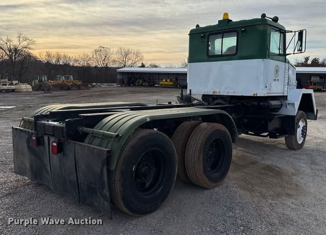 Image of AM General M916 equipment image 4