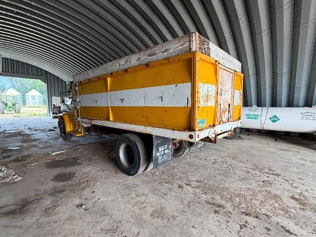 Image of Chevrolet C60 equipment image 2