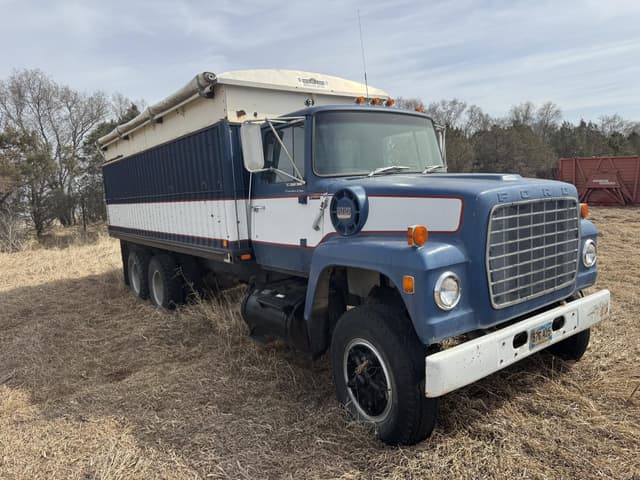 Image of Ford 880 equipment image 2