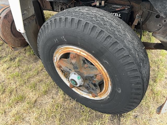 Image of Ford 880 equipment image 3