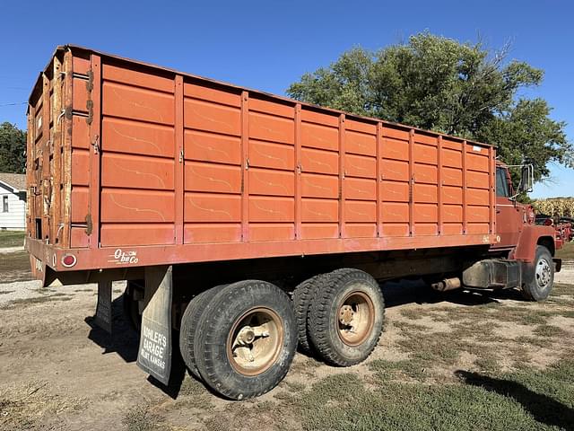 Image of Ford 900 equipment image 3