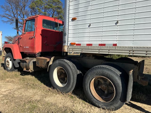 Image of Ford F-9000 equipment image 3