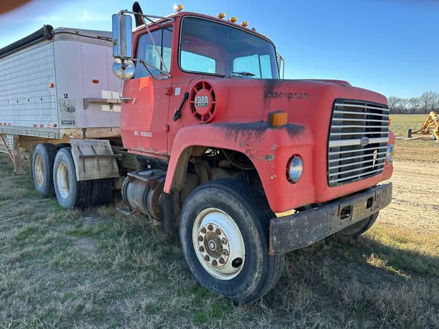 Image of Ford F-9000 equipment image 1