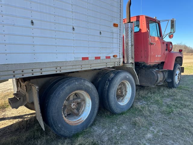 Image of Ford F-9000 equipment image 2