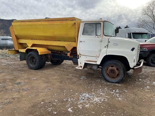 Image of Ford F600 equipment image 3