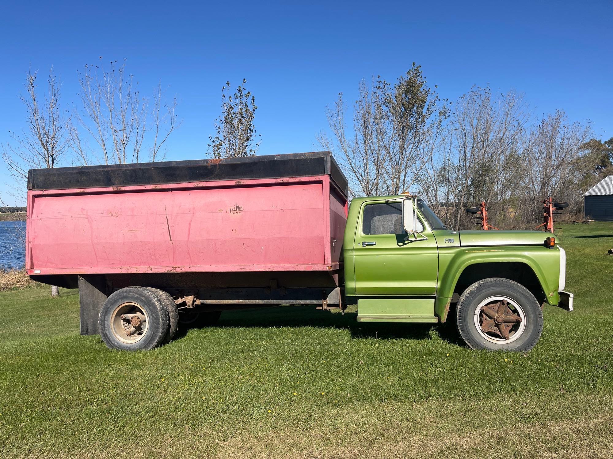 1974 Ford F-700 Equipment Image0