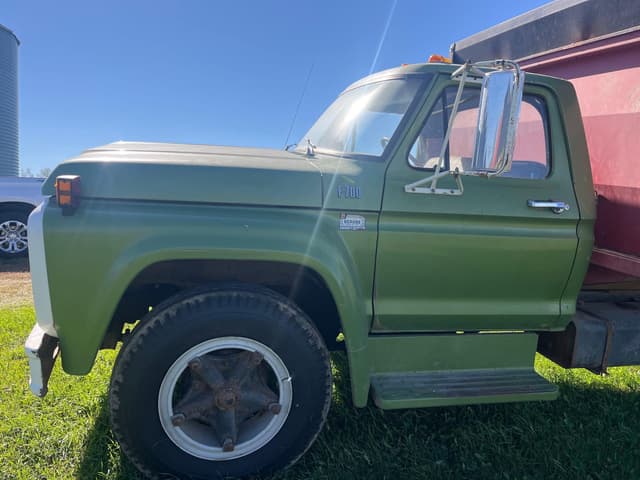 Image of Ford F-700 equipment image 2