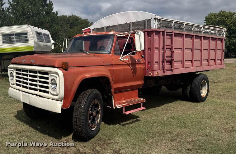 1974 Ford F-700 Equipment Image0
