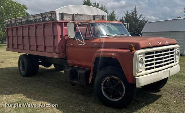 Image of Ford F-700 equipment image 2