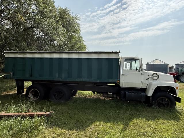 Image of Ford F-880 equipment image 3