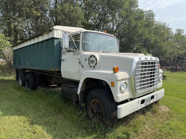 Image of Ford F-880 equipment image 2