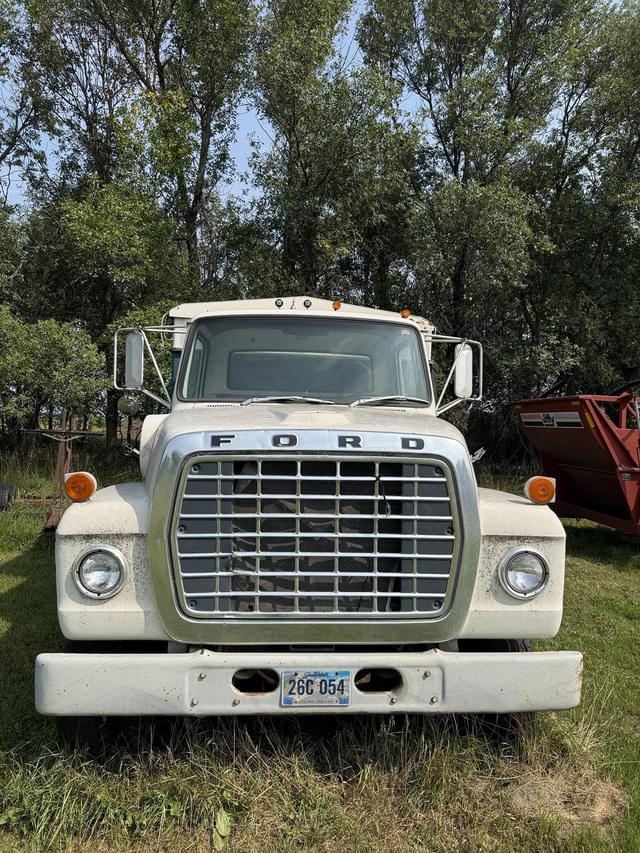 Image of Ford F-880 equipment image 1
