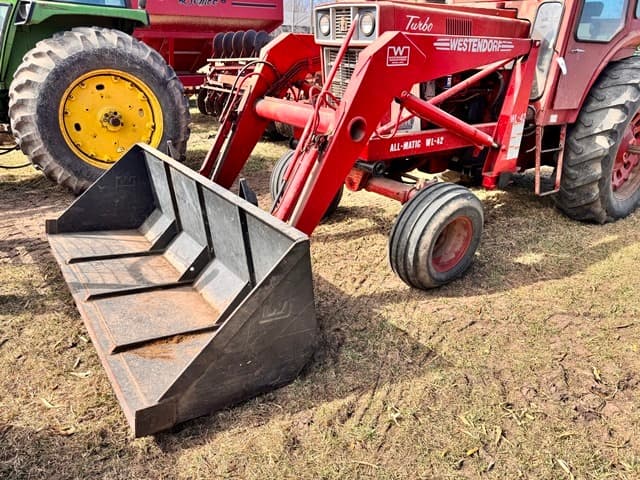 Image of International Harvester 1066 equipment image 1