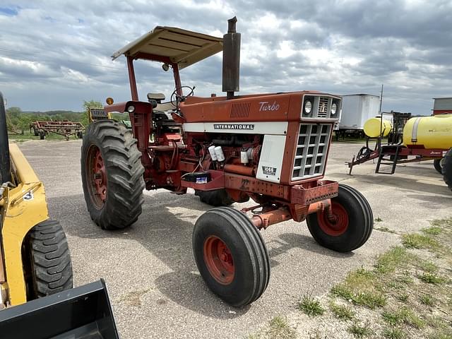 Image of International Harvester 1066 equipment image 2