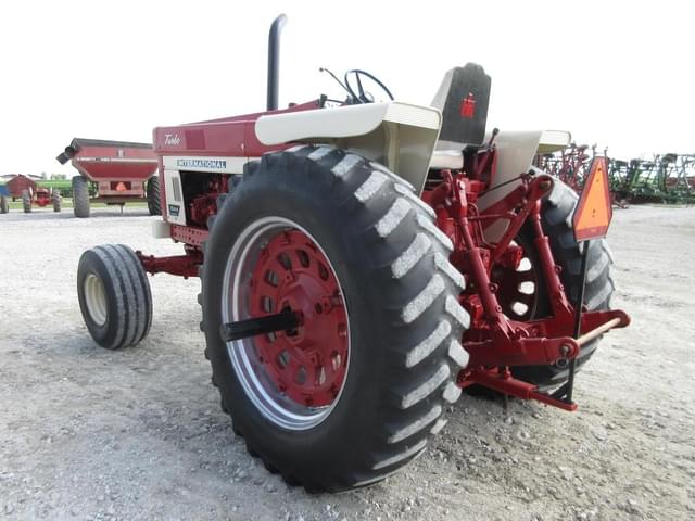 Image of International Harvester 1066 equipment image 1