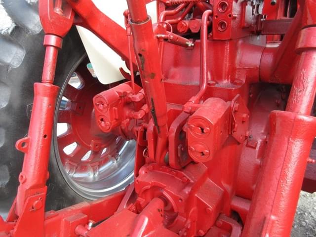 Image of International Harvester 1066 equipment image 4