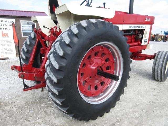 Image of International Harvester 1066 equipment image 2
