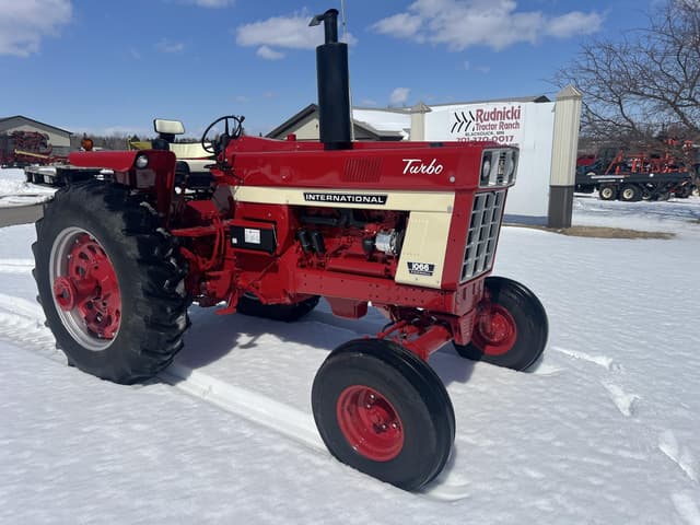 Image of International Harvester 1066 equipment image 4