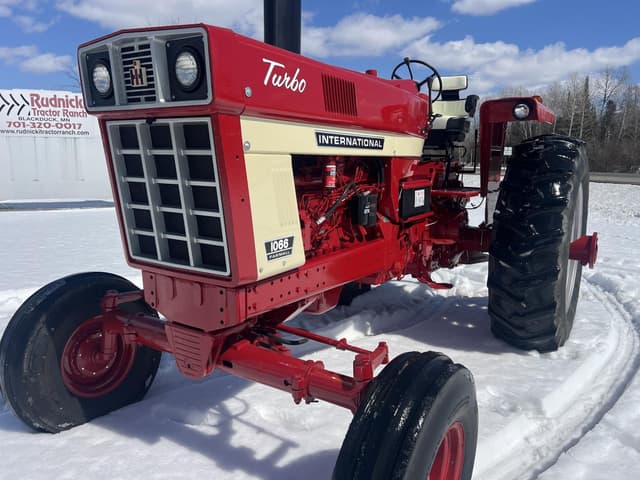 Image of International Harvester 1066 equipment image 1