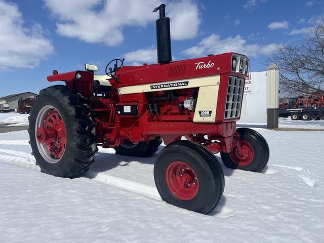 Image of International Harvester 1066 equipment image 3