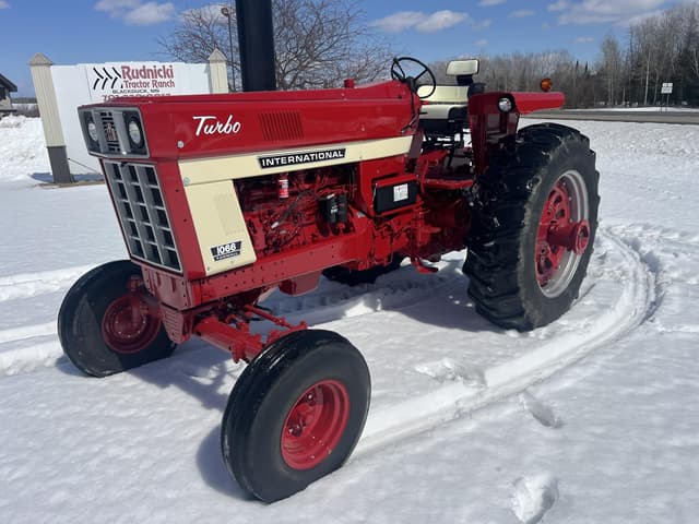 Image of International Harvester 1066 equipment image 2