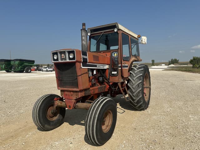 Image of International Harvester 1066 equipment image 4