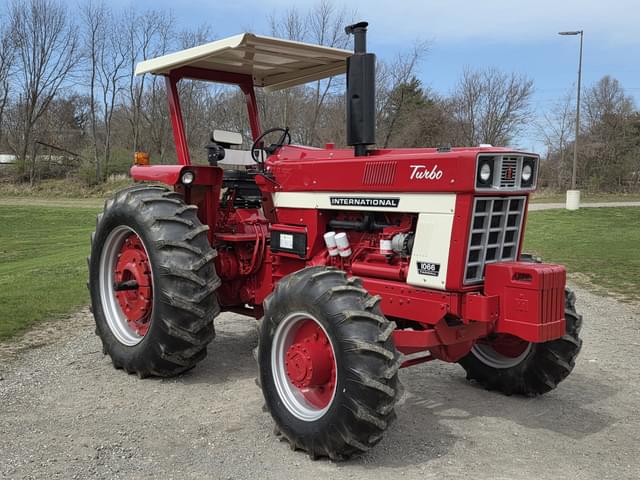Image of International Harvester 1066 equipment image 2