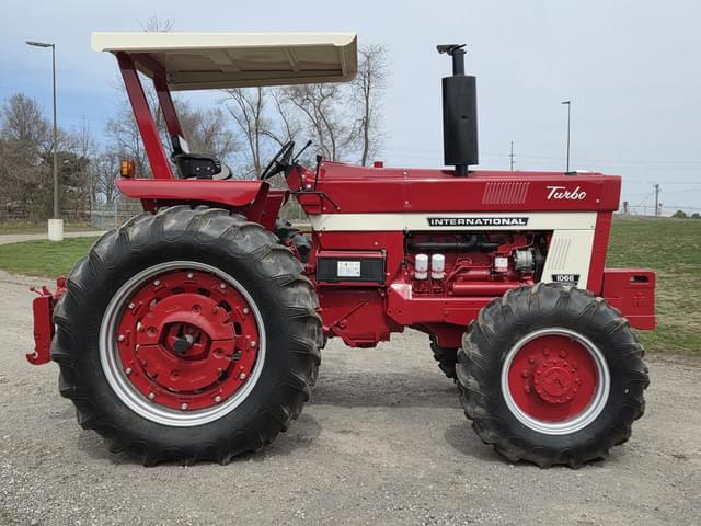 Image of International Harvester 1066 equipment image 3