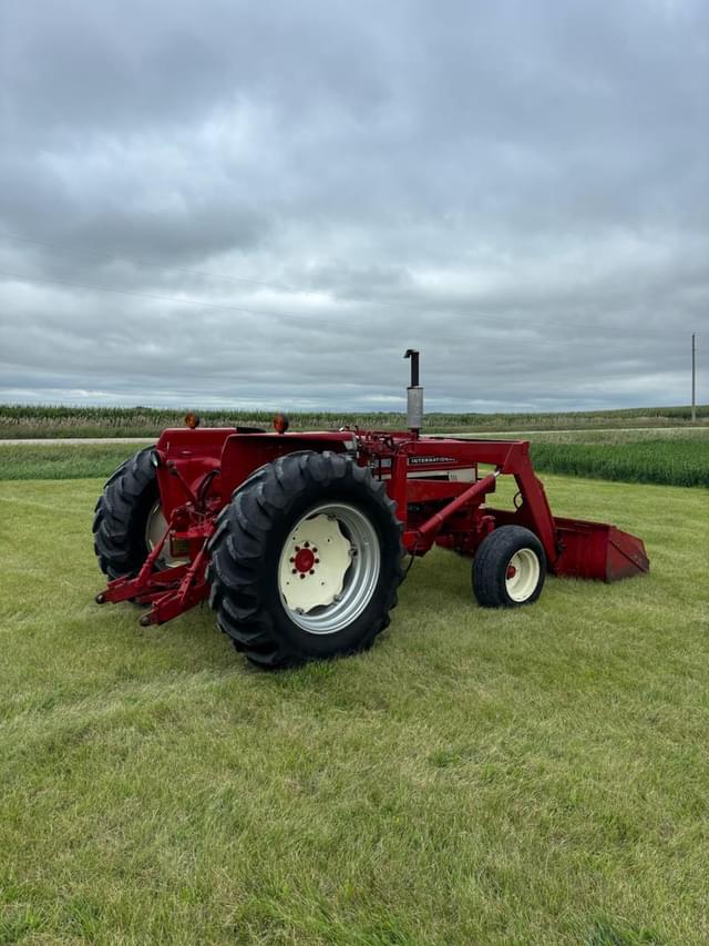 Image of International Harvester 674 equipment image 4