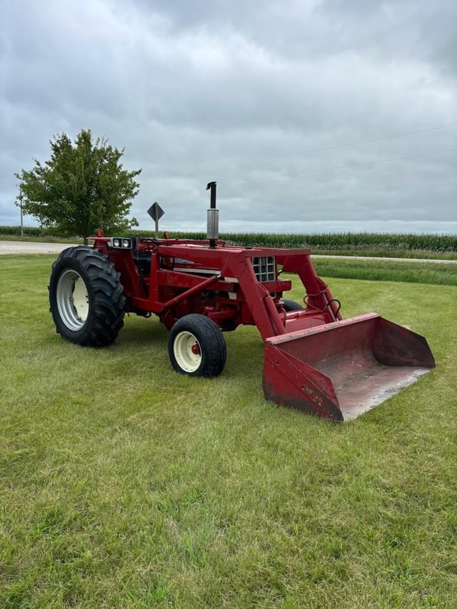 Image of International Harvester 674 equipment image 2