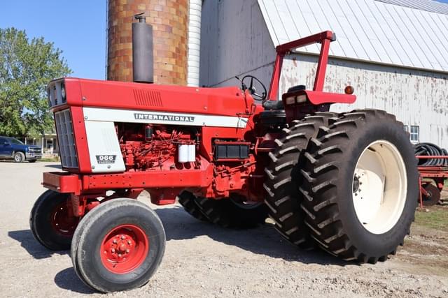 Image of International Harvester 966 equipment image 2