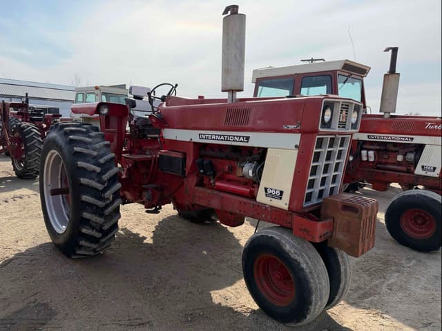 Image of International Harvester 966 equipment image 2