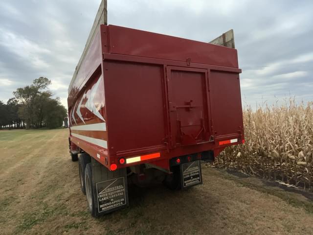 Image of International F1800 equipment image 3