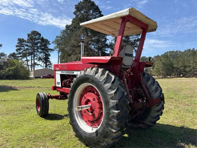 Image of International Harvester 1066 equipment image 2
