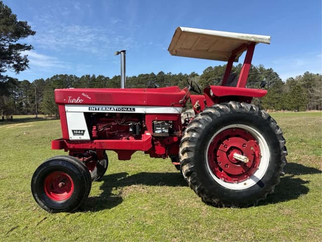 Image of International Harvester 1066 equipment image 1