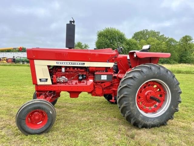Image of International Harvester 966 equipment image 2