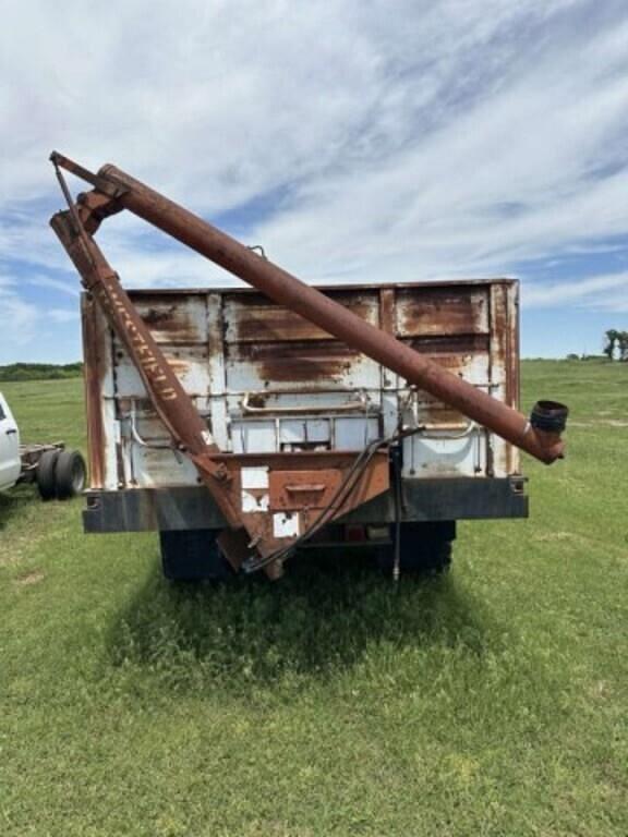 Image of International Loadstar 1600 equipment image 2