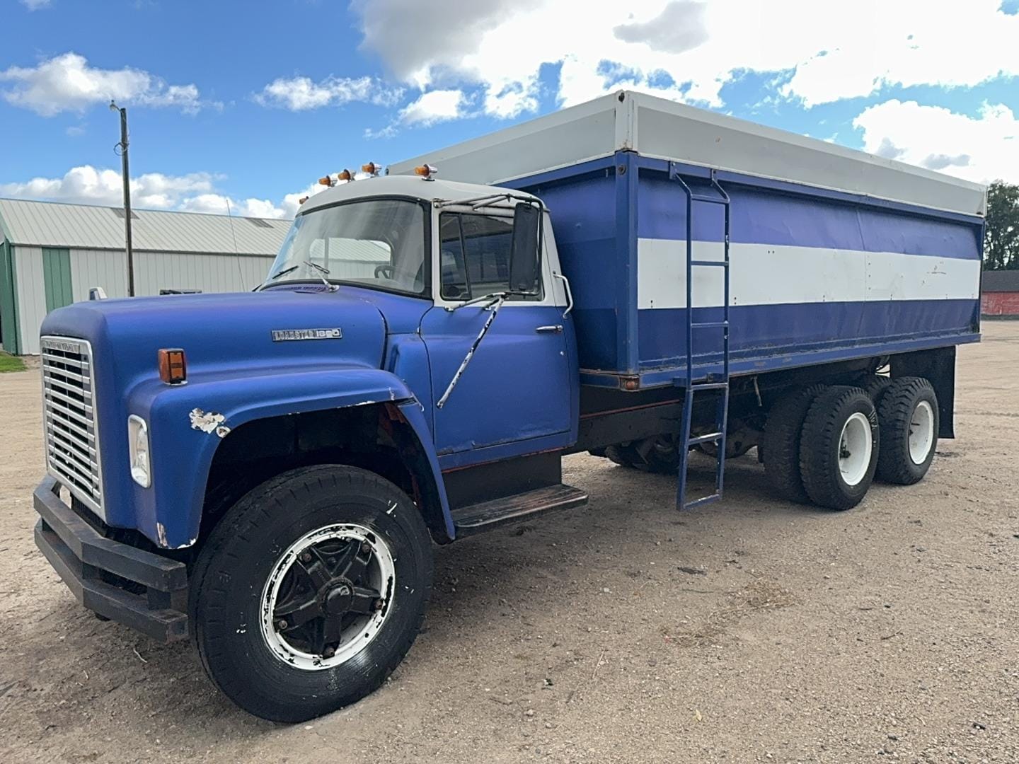 Main image International Loadstar 1800