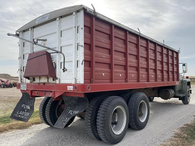 Image of International Loadstar 1700 equipment image 4