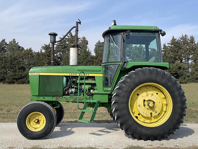 Image of John Deere 4230 equipment image 1