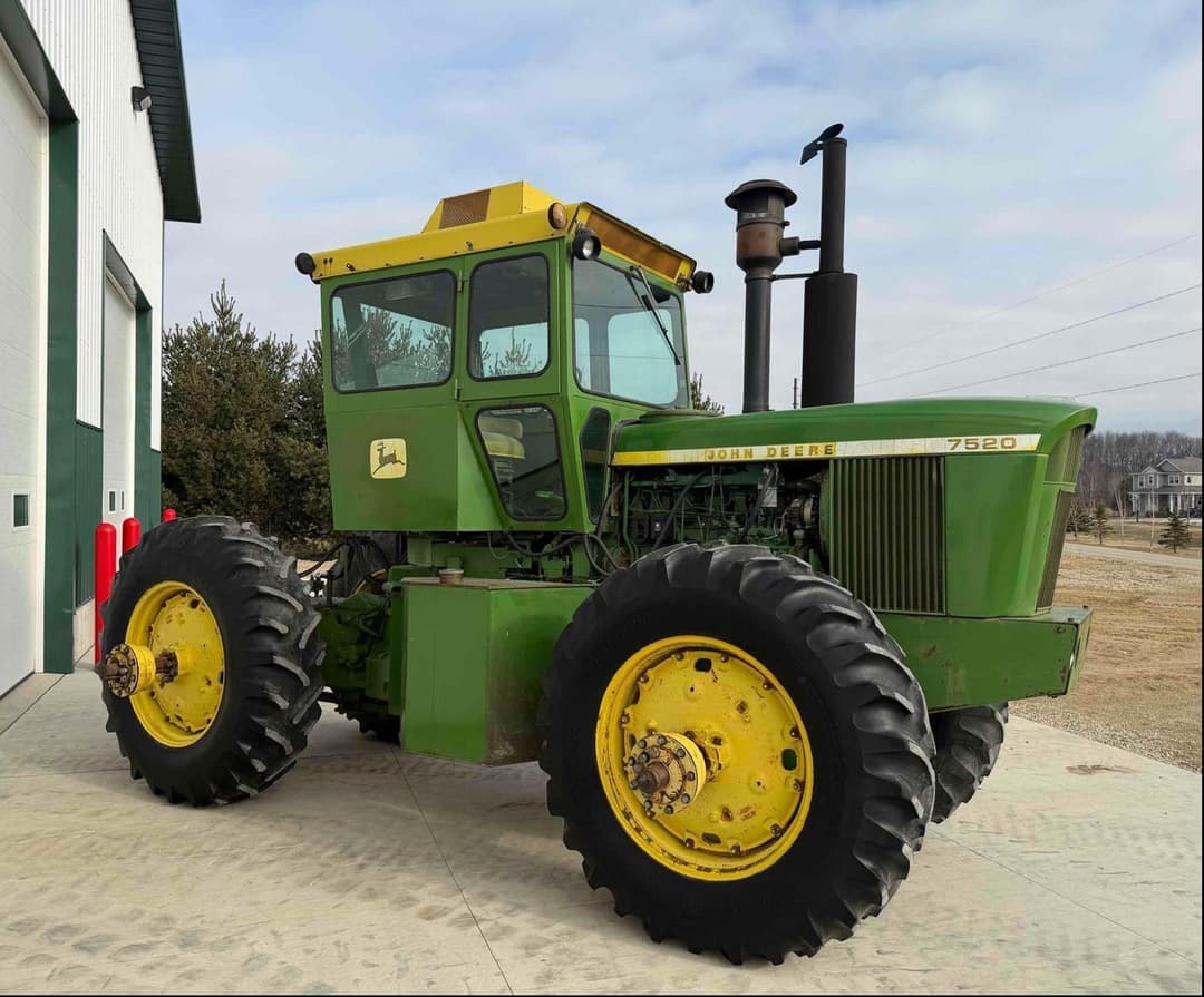 Image of John Deere 7520 Primary image