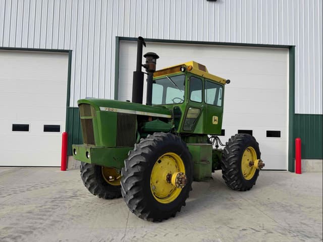 Image of John Deere 7520 equipment image 1