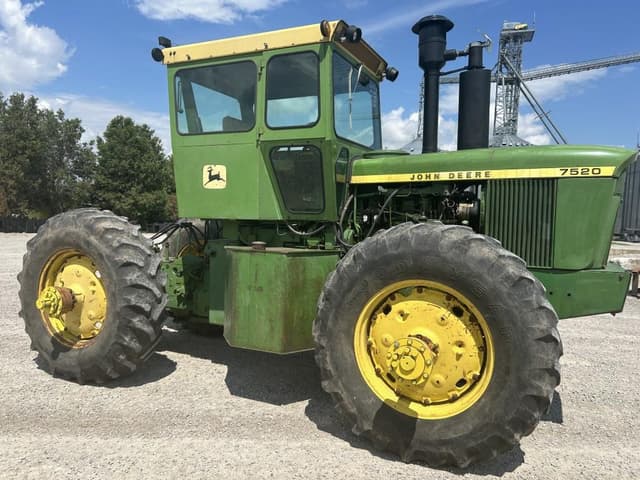Image of John Deere 7520 equipment image 1
