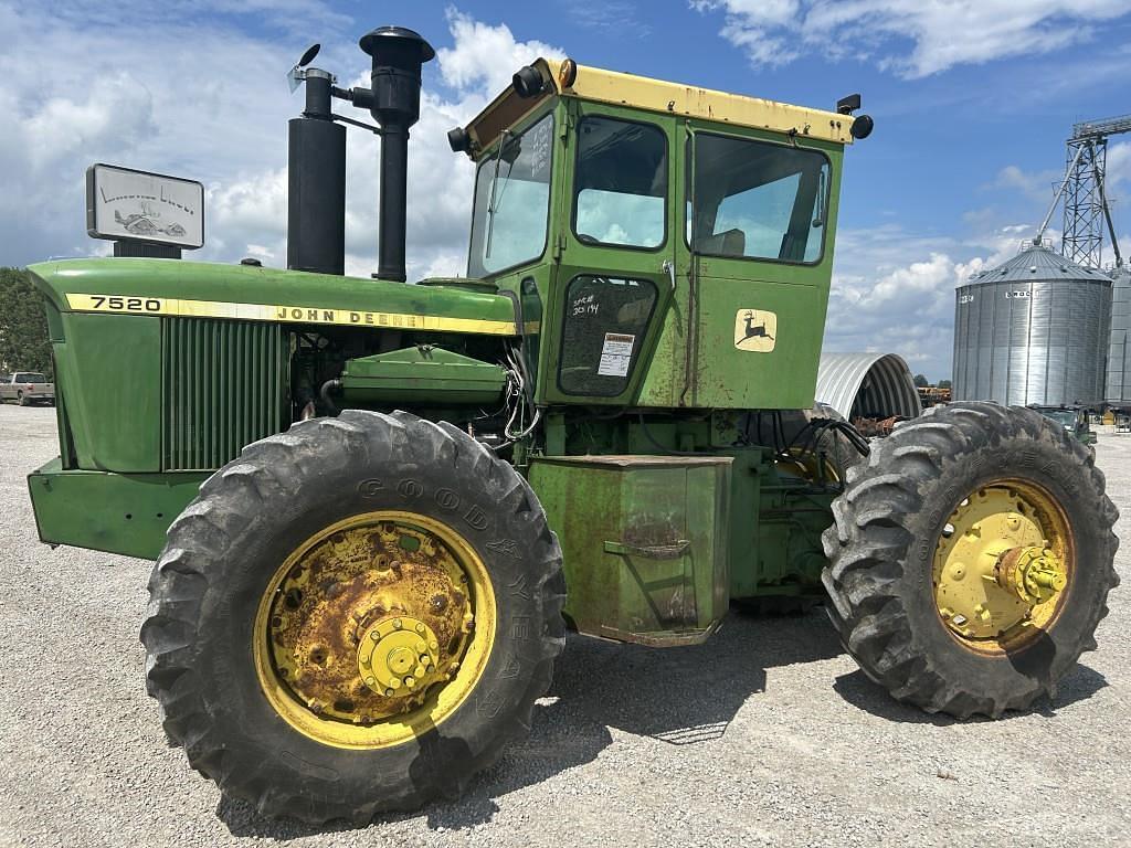 Image of John Deere 7520 Primary image