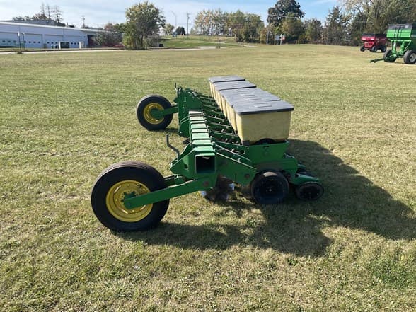 Image of John Deere P7100 equipment image 1